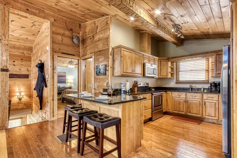 Fully equipped kitchen with breakfast bar for four.