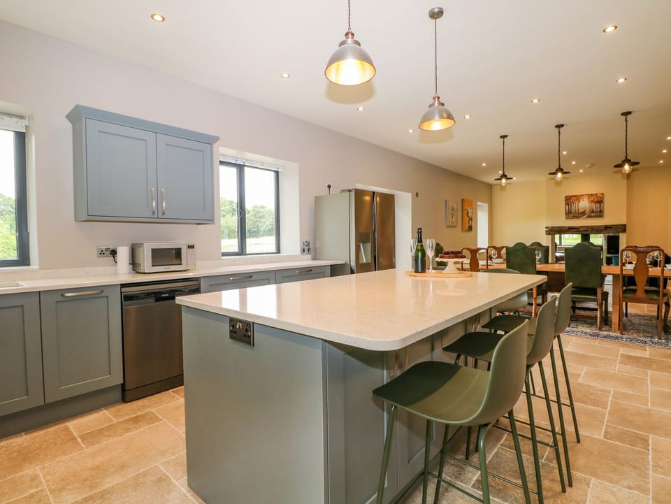Cottage | Private kitchen | Fridge, dishwasher, electric kettle, toaster