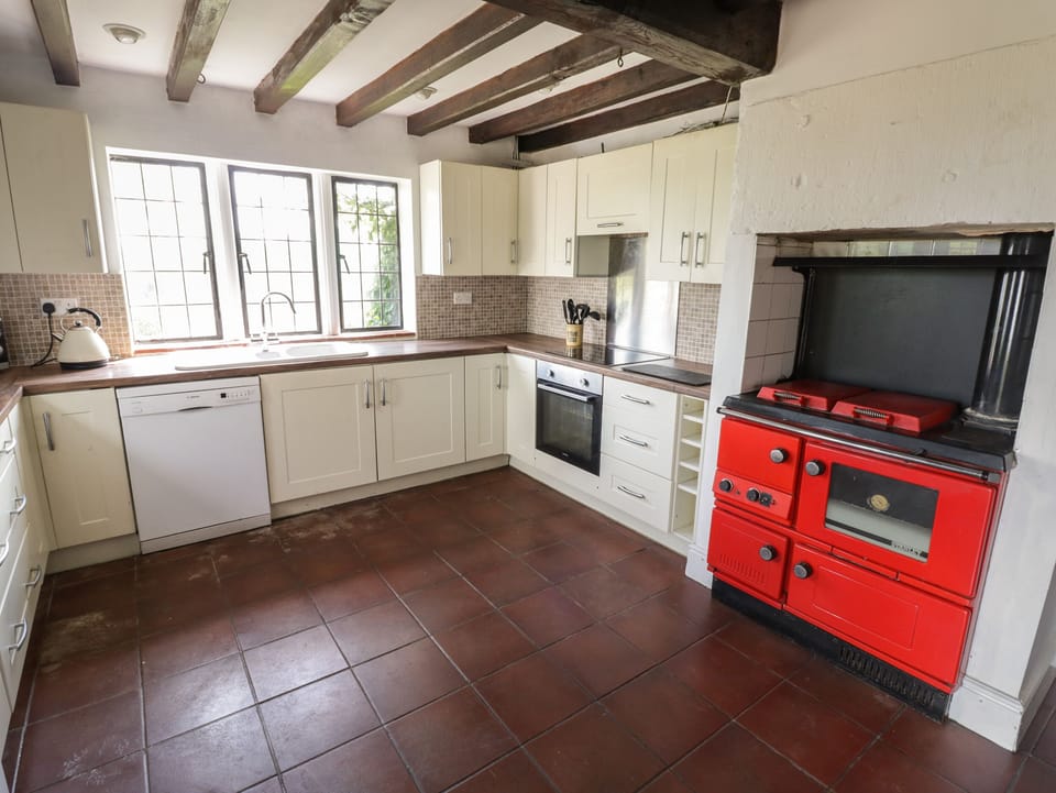 Cottage | Private kitchen | Fridge, dishwasher, electric kettle, toaster