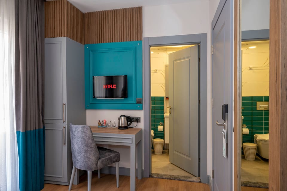 Deluxe Double Room, 1 King Bed, Balcony | In-room safe, laptop workspace, soundproofing, iron/ironing board