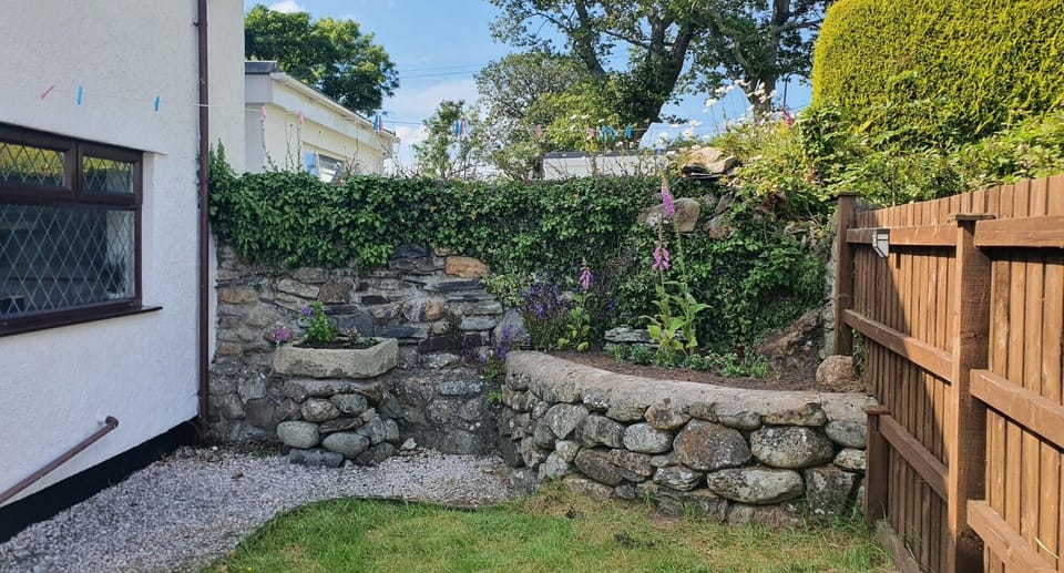 Comfort Cottage, Private Bathroom (Green Cottage) | Garden