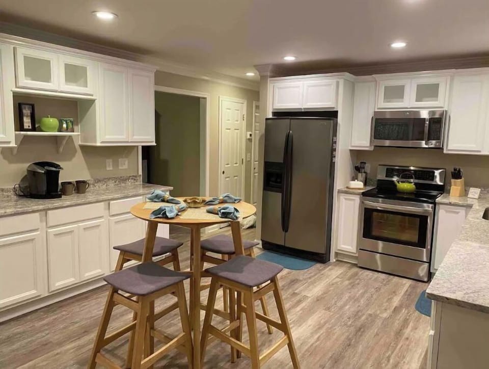 Eat in Kitchen 