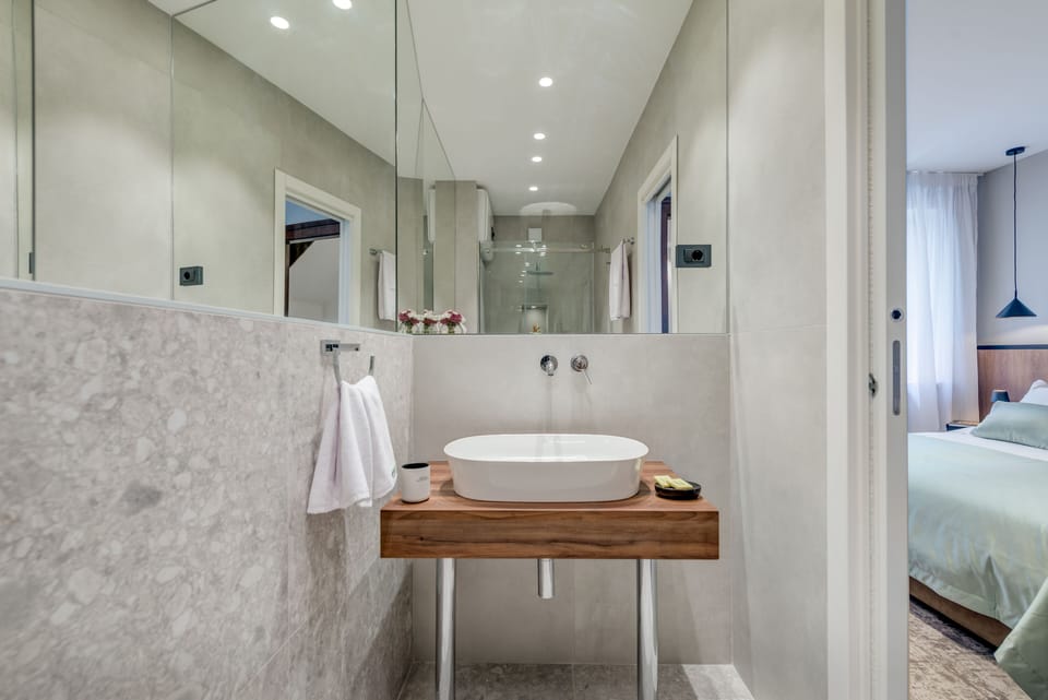 Deluxe Double Room | Bathroom | Shower, hydromassage showerhead, free toiletries, hair dryer