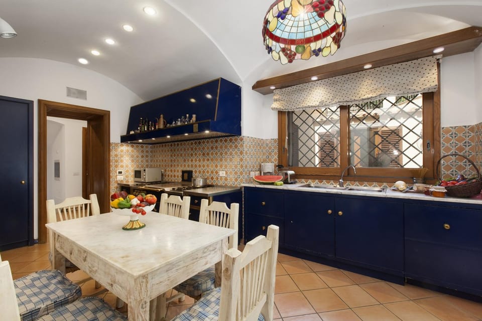 House, Smoking | 11 bedrooms, desk, iron/ironing board, WiFi