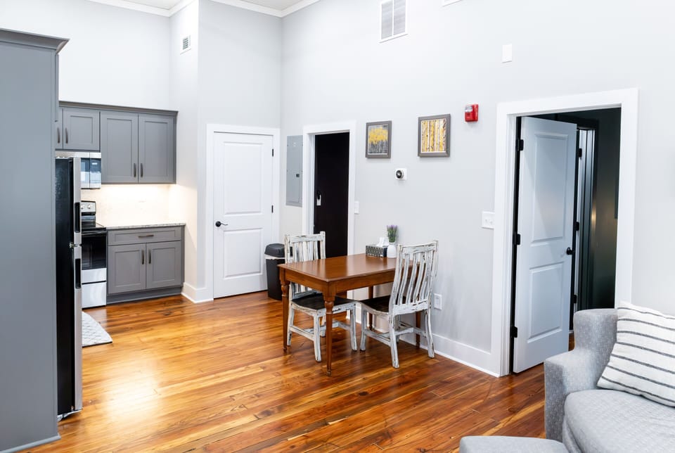 Experience urban living at its most comfortable in this charming loft. 