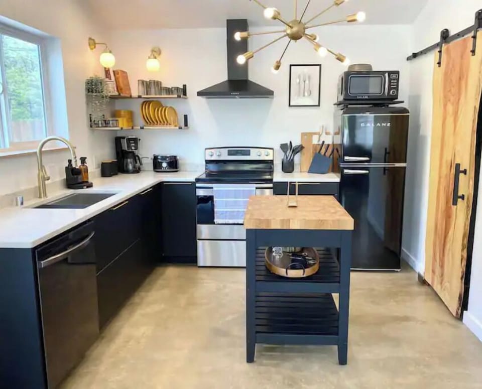 fully equipped kitchen