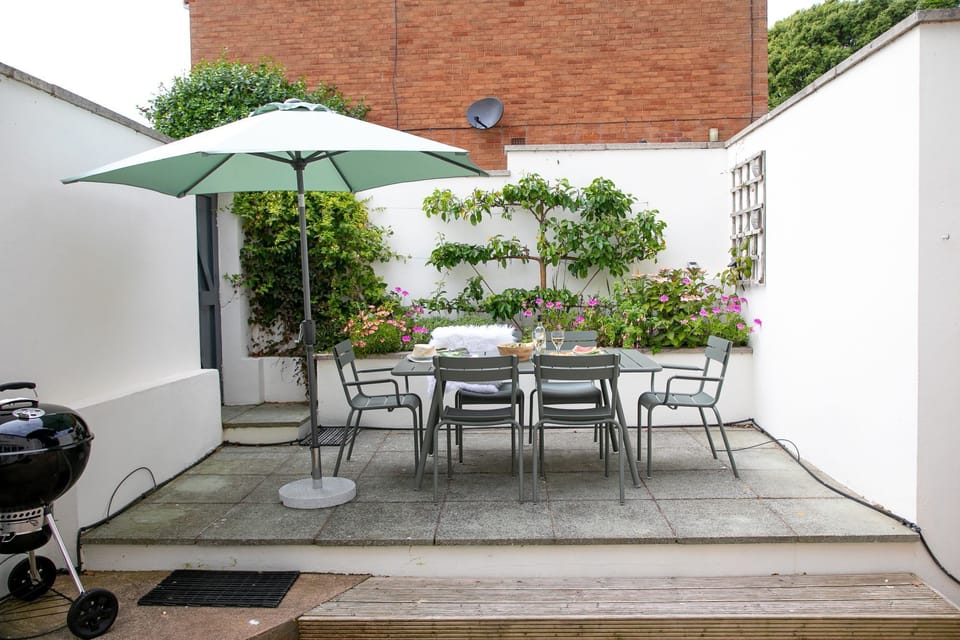 Outdoor seating area on patio with BBQ - Poplar Cottage