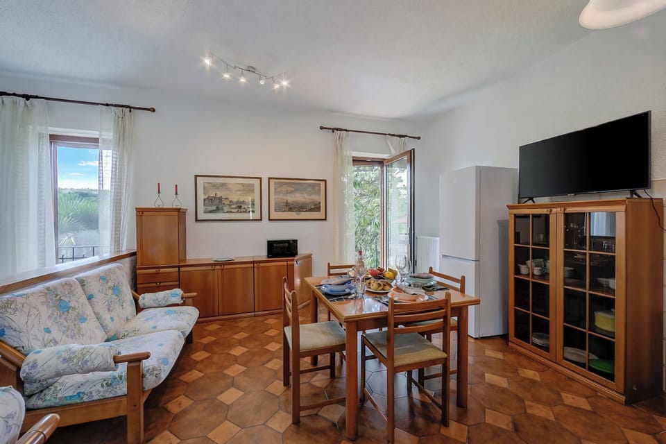 Family House, 2 Bedrooms, Balcony (Charming La Gelosia Few Min From Lake) | Dining