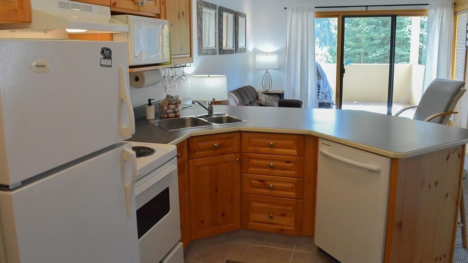 Condo, 1 Bedroom | Private kitchen | Coffee/tea maker, fridge, oven, toaster