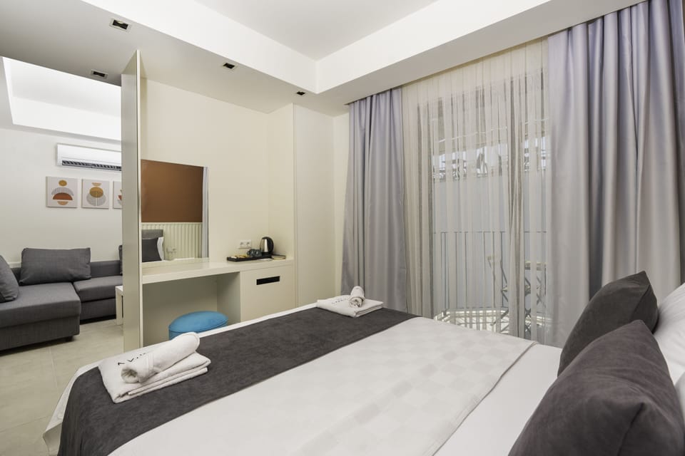 Junior Room | Minibar, in-room safe, desk, laptop workspace