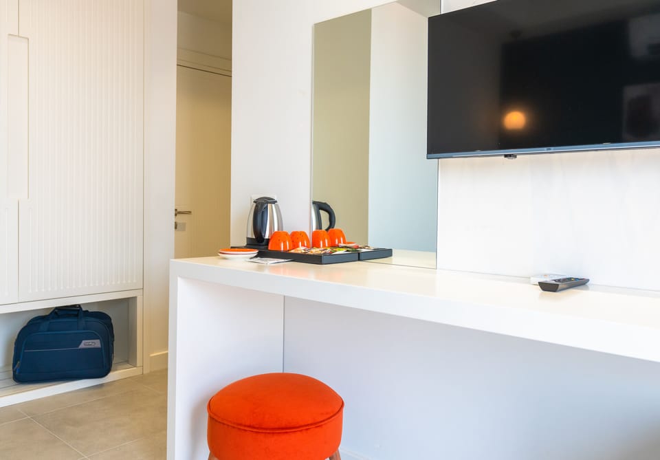 Deluxe Room | Minibar, in-room safe, desk, laptop workspace