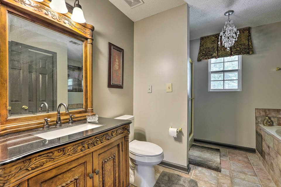 Full Bathroom | Complimentary Toiletries Provided