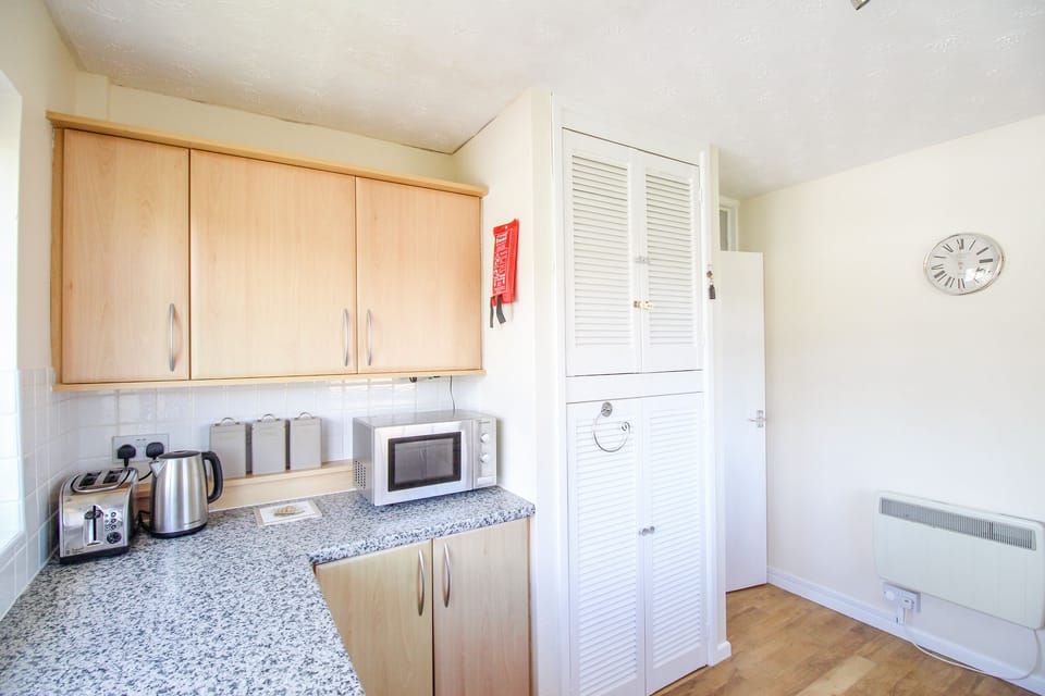 Cottage | Private kitchen | Fridge, dishwasher, electric kettle, toaster