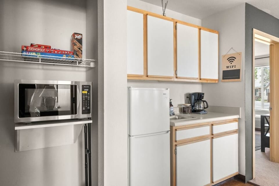 Mini-fridge with freezer