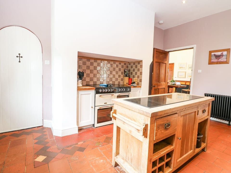 Cottage | Private kitchen | Fridge, dishwasher, cookware/dishes/utensils