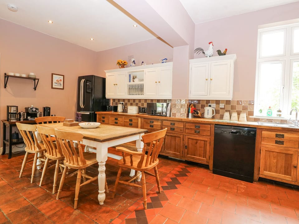 Cottage | Private kitchen | Fridge, dishwasher, cookware/dishes/utensils