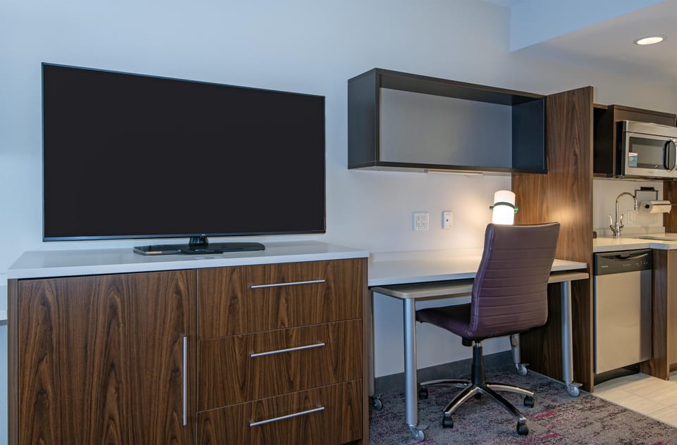 In-room safe, desk, iron/ironing board, free WiFi