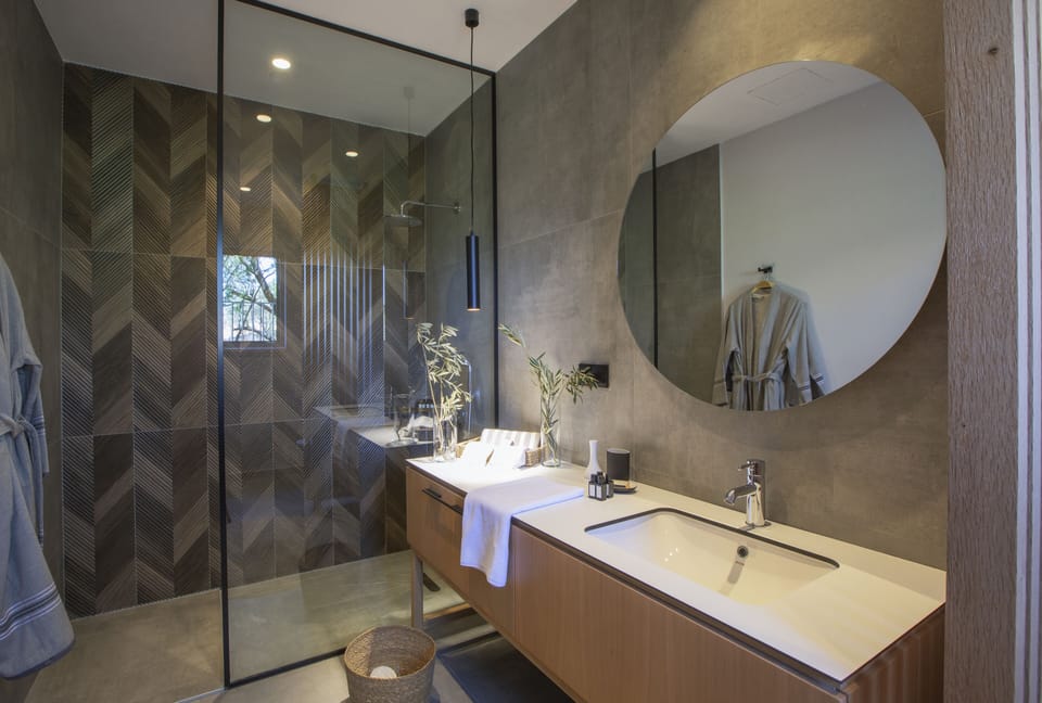 Design Triple Room | Bathroom | Shower, rainfall showerhead, free toiletries, hair dryer