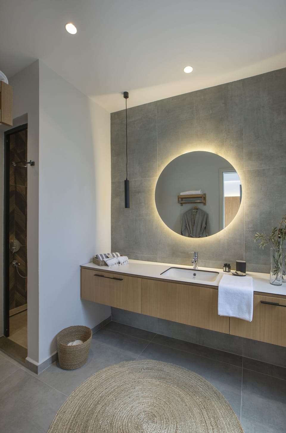 Luxury Double Room | Bathroom | Shower, rainfall showerhead, free toiletries, hair dryer