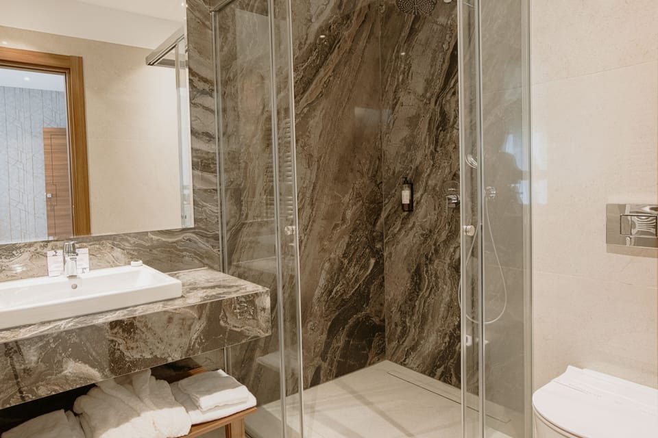 Junior Room | Bathroom | Shower, free toiletries, hair dryer, bathrobes