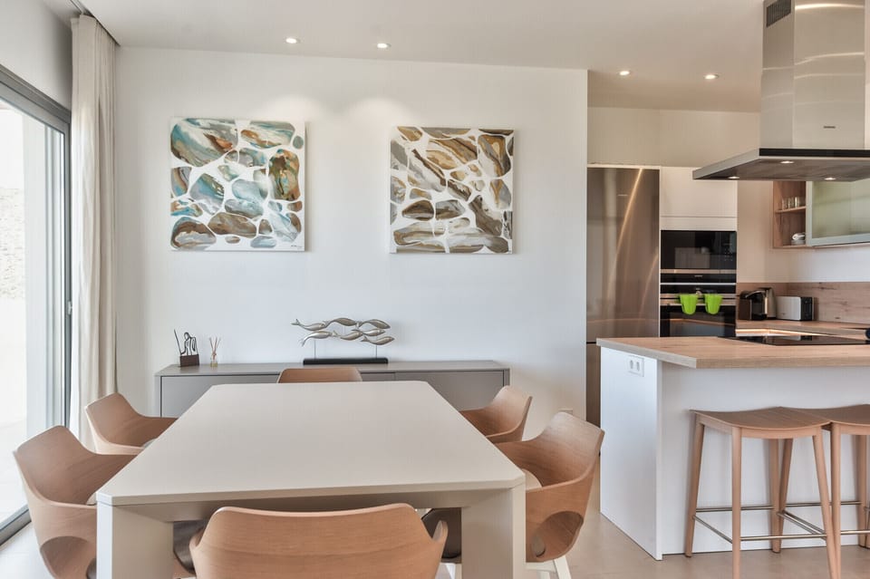 Dining room and fully equipped kitchen