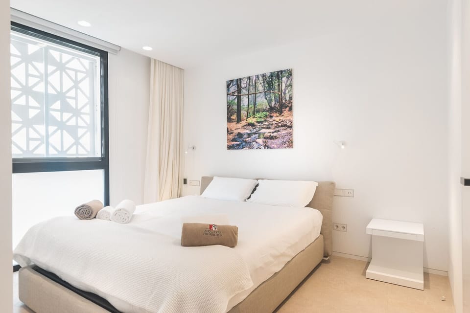 Large dormitory with king-size bed