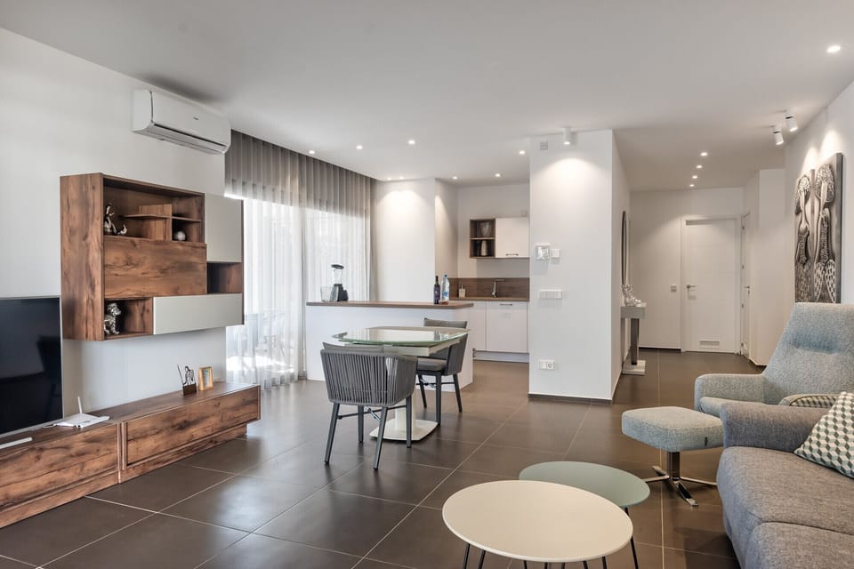 Beautiful spacious living room with dining room and fully equipped kitchen