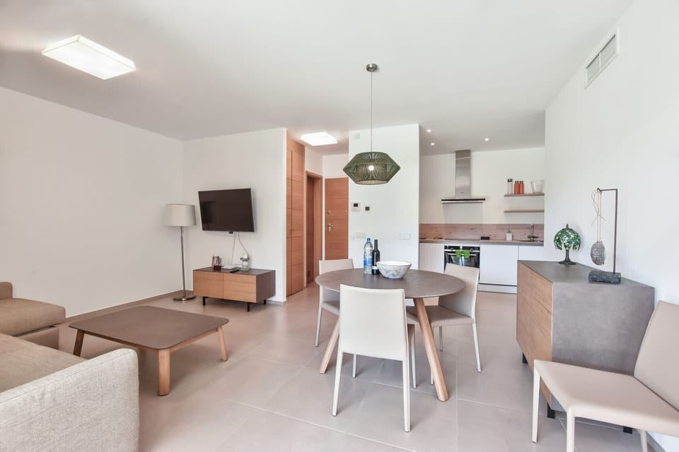 Beautiful spacious living room with dining room and fully equipped kitchen