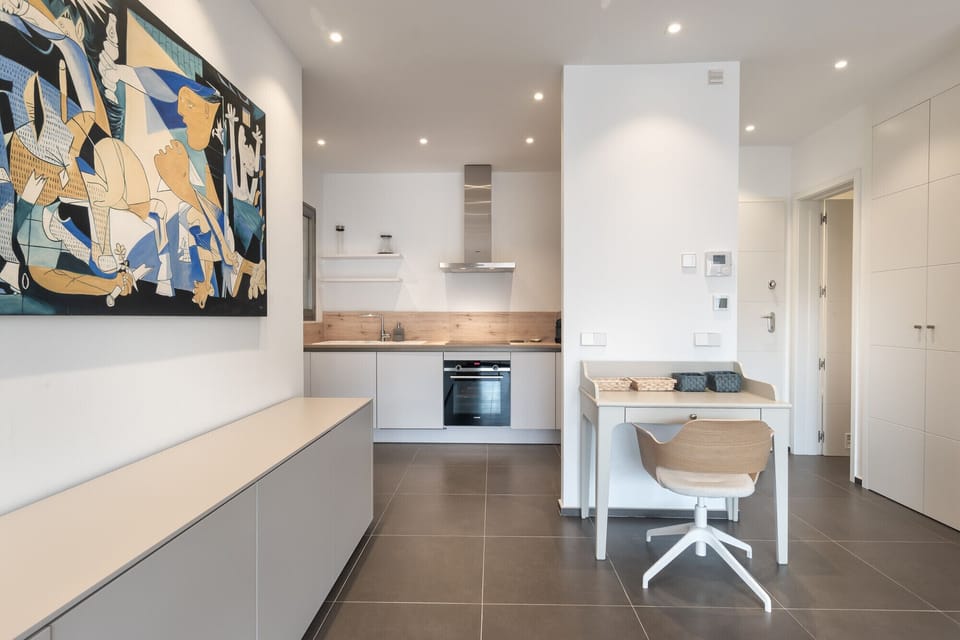 Beautiful spacious living room with dining room and fully equipped kitchen