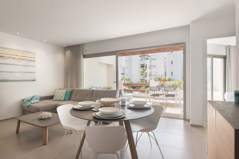 Beautiful spacious living room with dining room