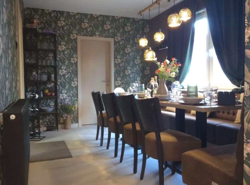 House (Four Bedroom Holiday Home with Pool) | Dining room