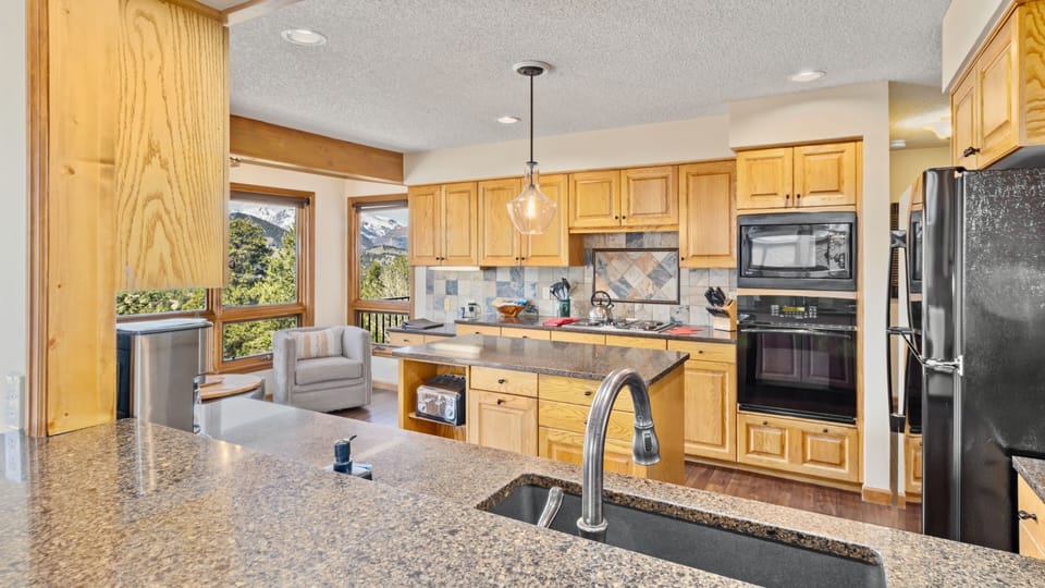 House, 4 Bedrooms | Private kitchen | Coffee/tea maker, fridge, oven, toaster