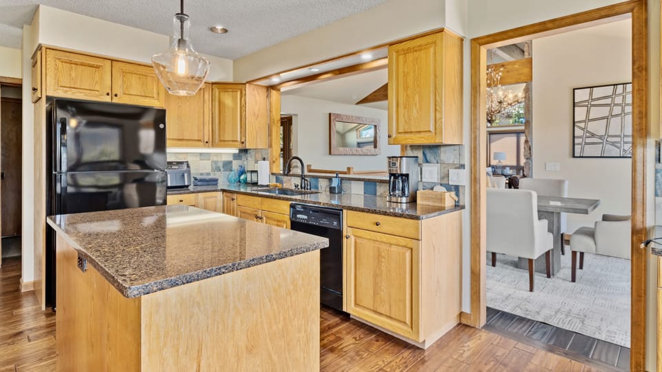 House, 4 Bedrooms | Private kitchen | Coffee/tea maker, fridge, oven, toaster