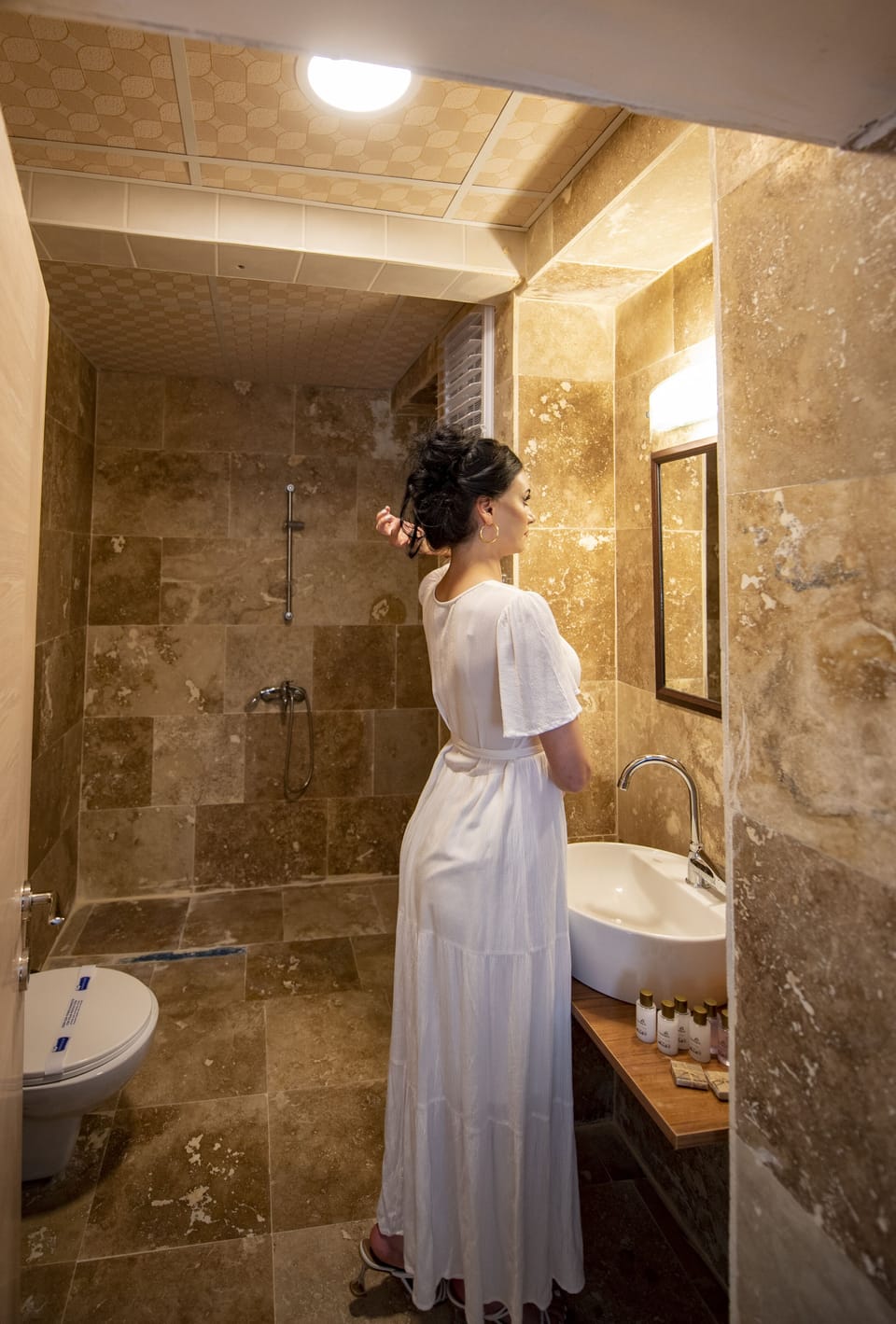 Deluxe Suite, 1 Queen Bed | Bathroom | Slippers, towels