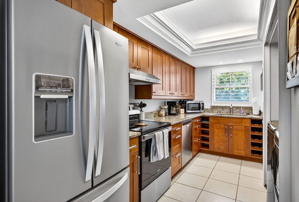You can cook any meal in this fully equipped kitchen.
