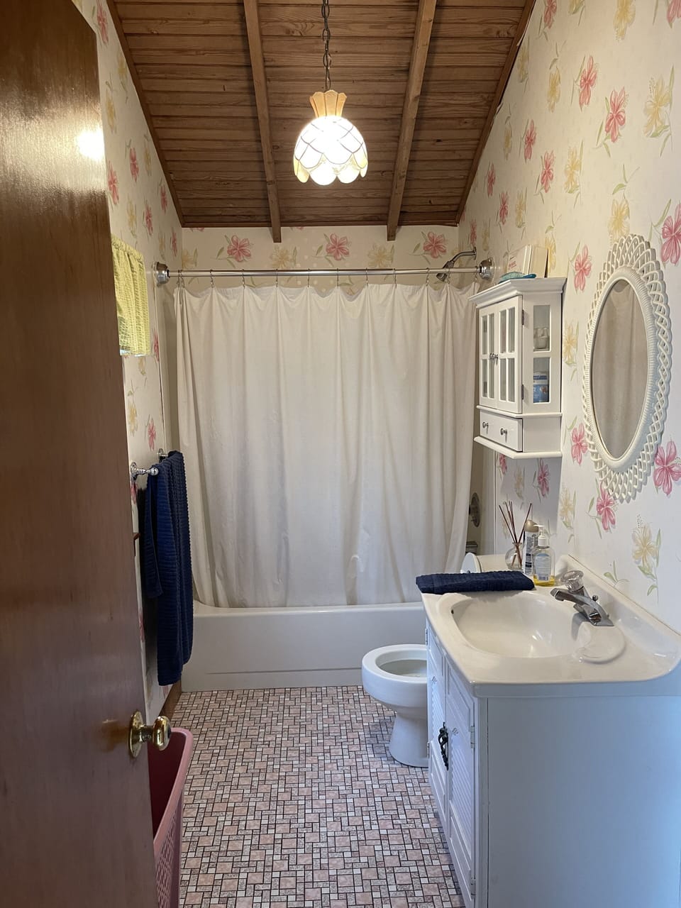 Full spacious bathroom with vaulted ceiling - on floor one 