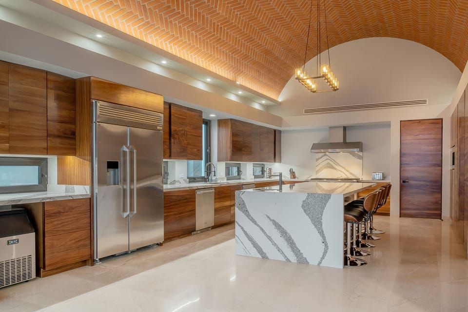 Fully equipped kitchen with bar seating
