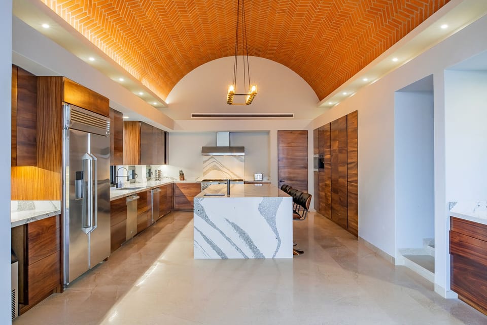 Fully equipped kitchen with bar seating
