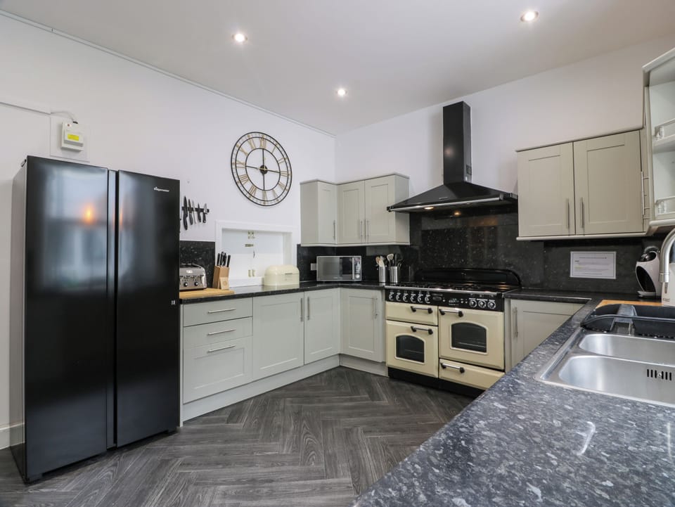 Cottage | Private kitchen | Fridge, dishwasher, electric kettle, toaster
