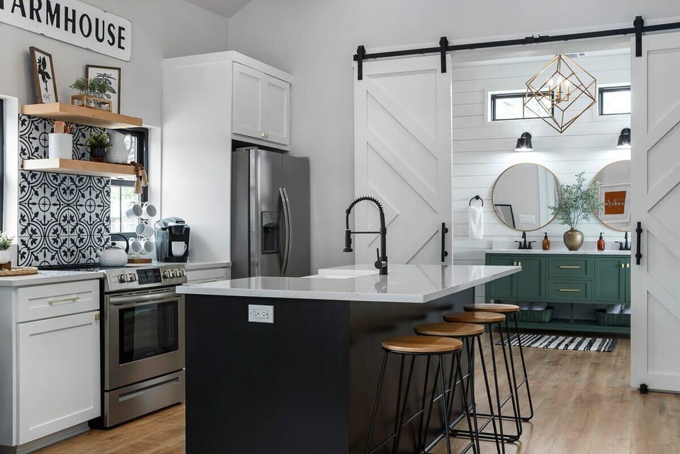 Full kitchen, eggs? bacon?