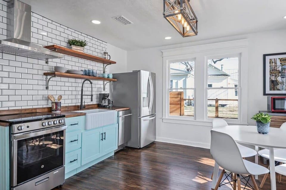 Spacious Full Kitchen