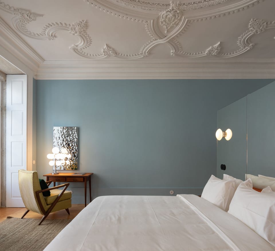Deluxe Room | In-room safe, desk, blackout drapes, soundproofing