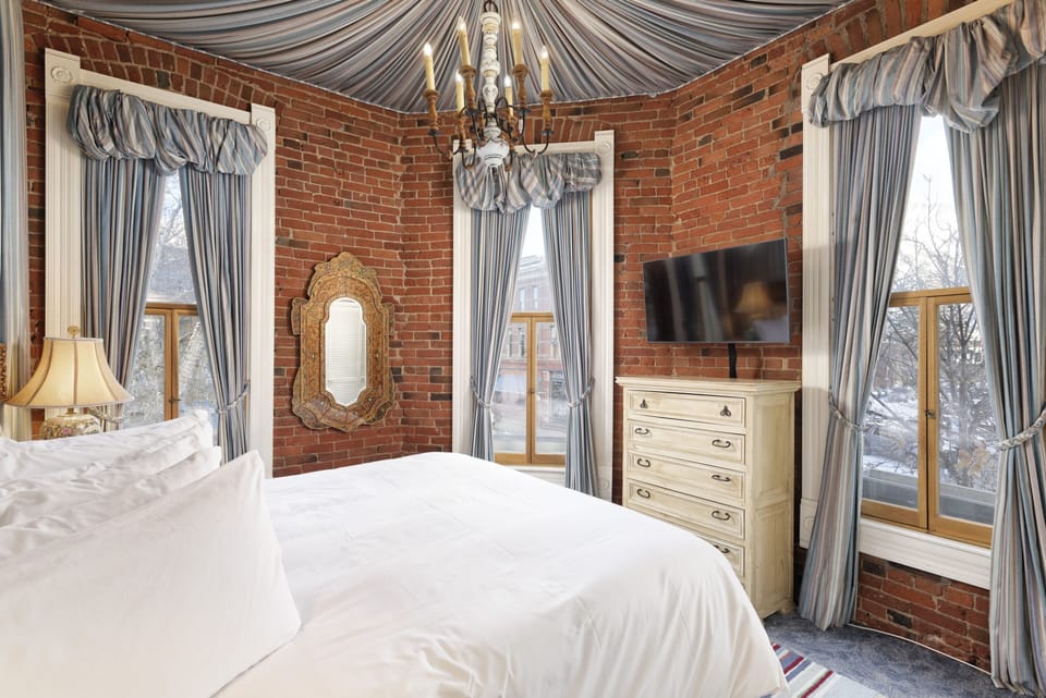 Executive Suite | Frette Italian sheets, premium bedding, down comforters, pillowtop beds