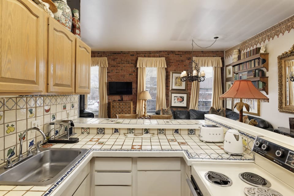Executive Suite | Private kitchen | Coffee/tea maker, electric kettle, toaster, cookware/dishes/utensils