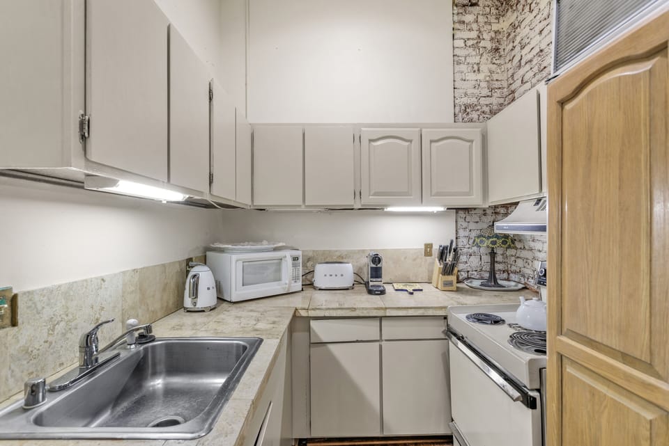 Deluxe Studio Suite | Private kitchen | Coffee/tea maker, electric kettle, toaster, cookware/dishes/utensils