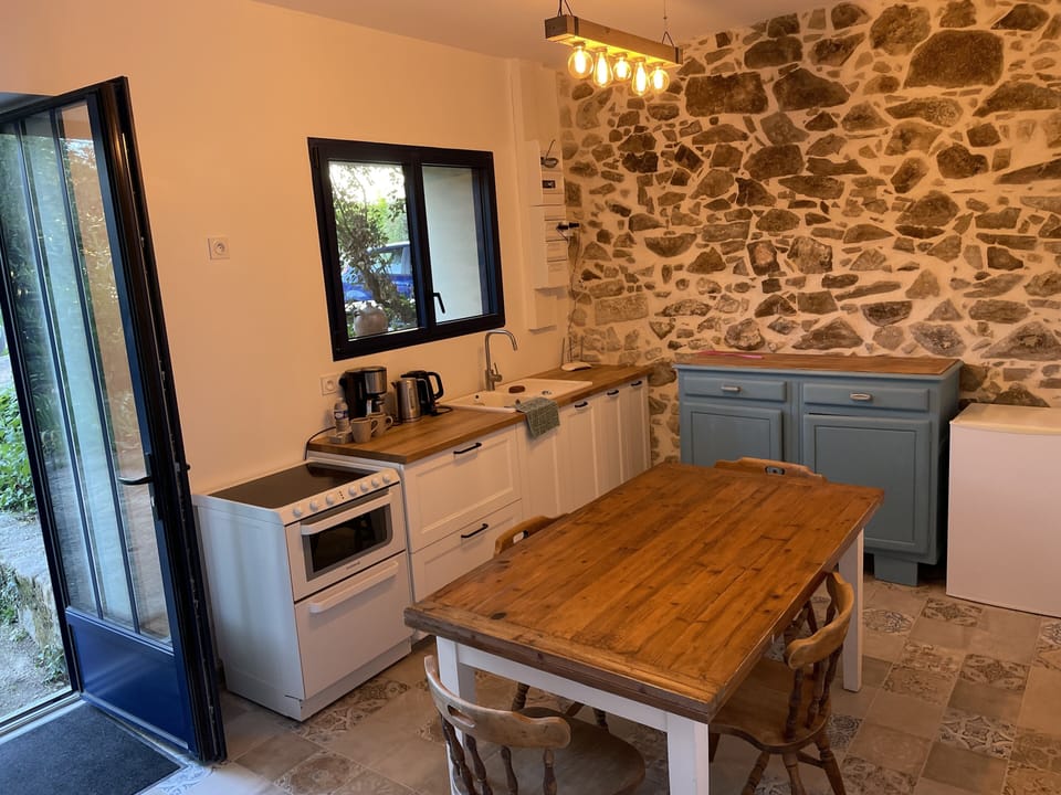 Mini-fridge, oven, stovetop, dishwasher
