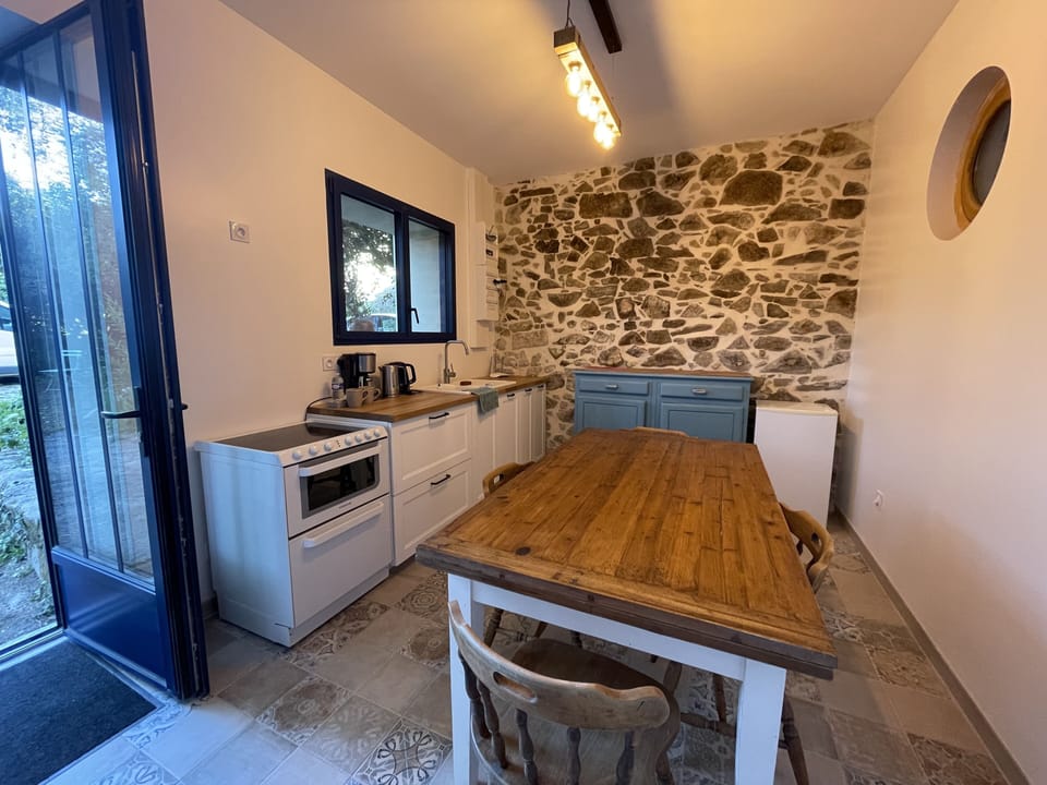 Mini-fridge, oven, stovetop, dishwasher