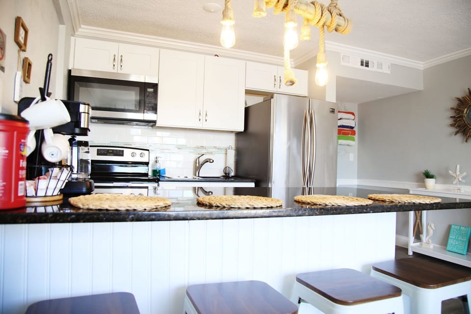 Full kitchen with island 