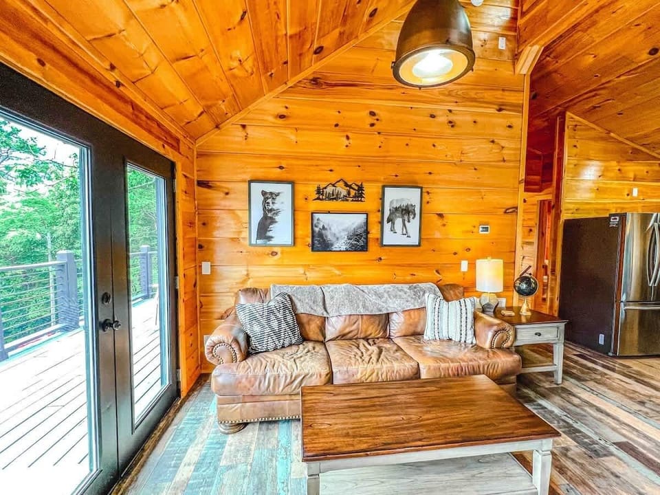 Beautifully decorated cabin in a secluded setting, nestled in Pigeon Forge.