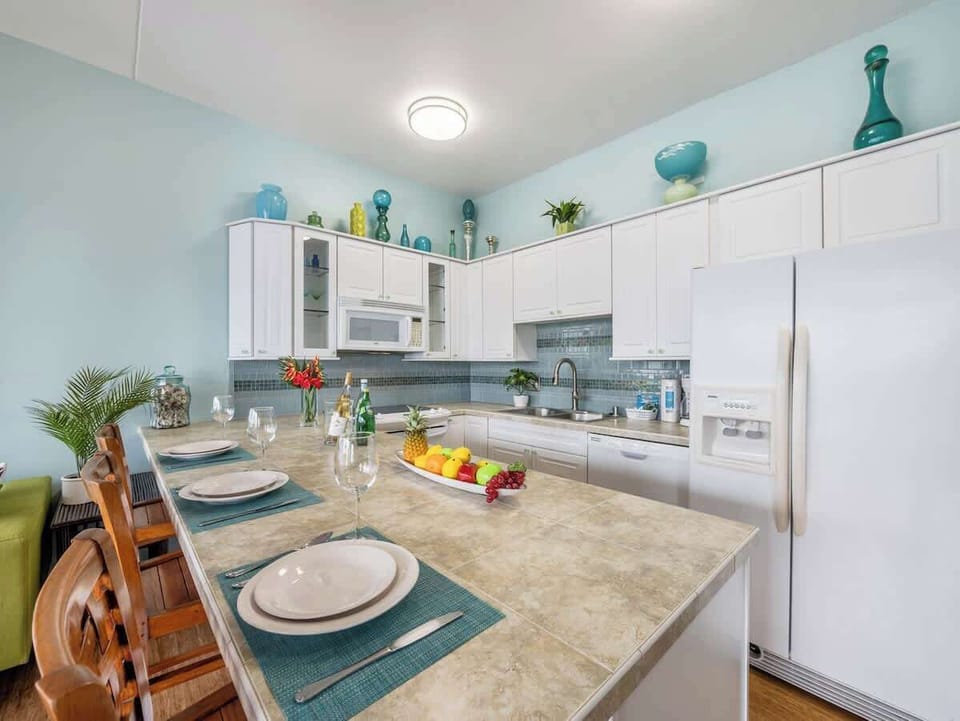 Fully equipped kitchen with countertop